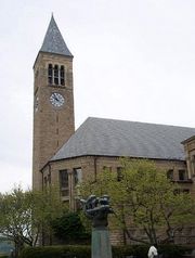 尤里斯图书馆（Uris Library）及钟楼
